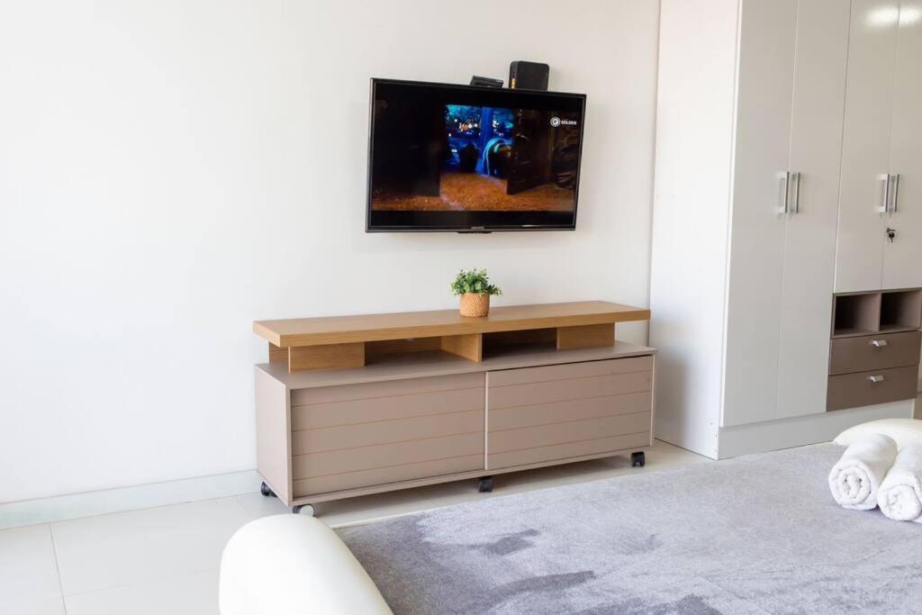 Prime Location: Fully Equipped Loft In El Laguito